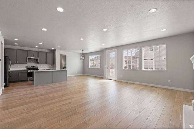3233 W 2500 N, Clinton, UT 84015