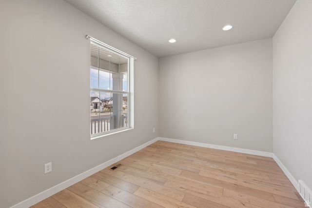 3233 W 2500 N, Clinton, UT 84015