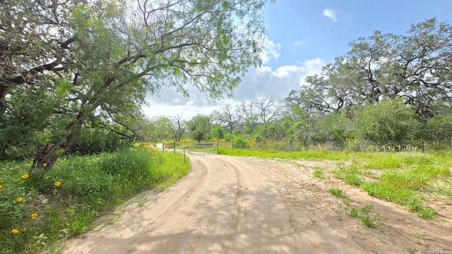 289 ZIGMOND RD, Poteet, TX 78065