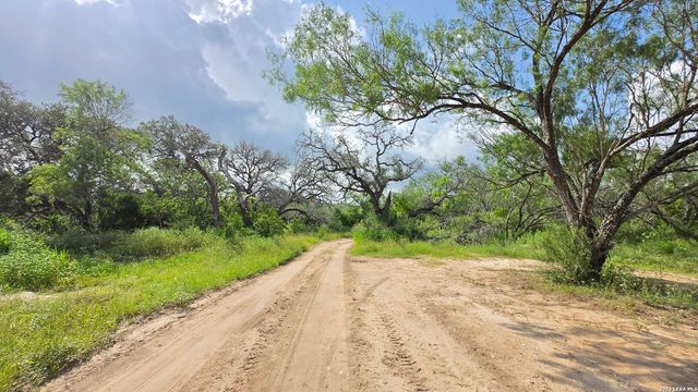289 ZIGMOND RD, Poteet, TX 78065