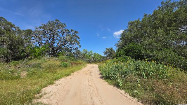 289 ZIGMOND RD, Poteet, TX 78065