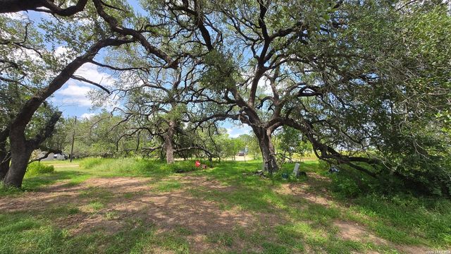 289 ZIGMOND RD, Poteet, TX 78065