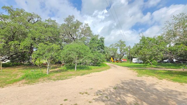 289 ZIGMOND RD, Poteet, TX 78065