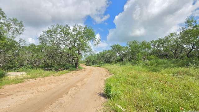 289 ZIGMOND RD, Poteet, TX 78065