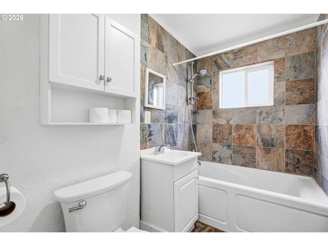 2904 HARNEY St, Vancouver, WA 98660