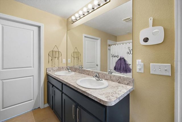 8201 BILSTON VILLAGE LANE, Gibsonton, FL 33534