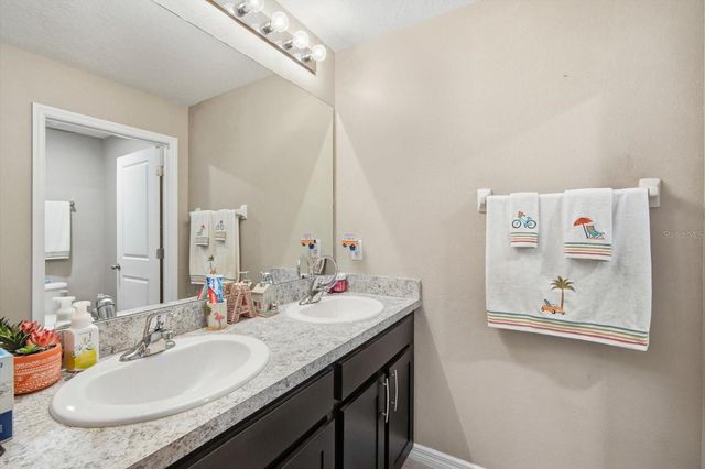 8201 BILSTON VILLAGE LANE, Gibsonton, FL 33534