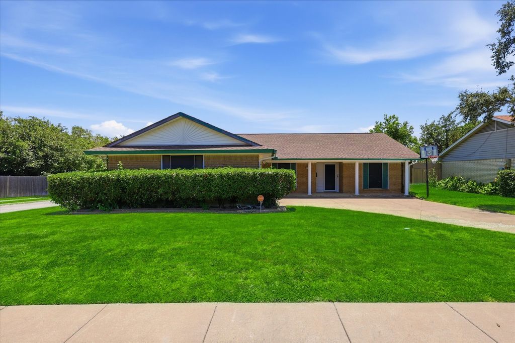 2132 Bordeaux Drive, Carrollton, TX 75007