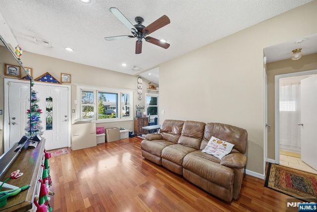 73 Page Drive, Oakland, NJ 07436