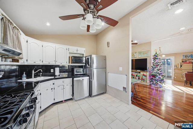 73 Page Drive, Oakland, NJ 07436