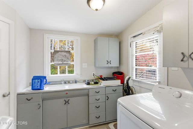 3810 Thrall Rd, Knoxville, TN 37918