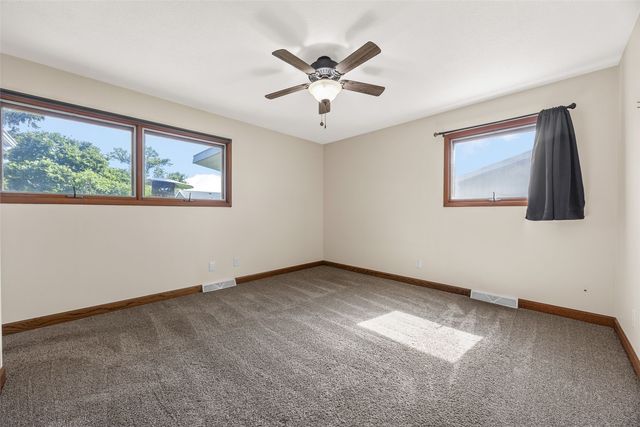 2422 Kilimanjaro Drive NE, Cedar Rapids, IA 52402