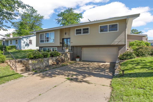 2422 Kilimanjaro Drive NE, Cedar Rapids, IA 52402