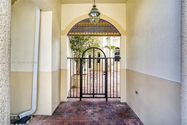 920 Captiva Dr, Hollywood, FL 33019