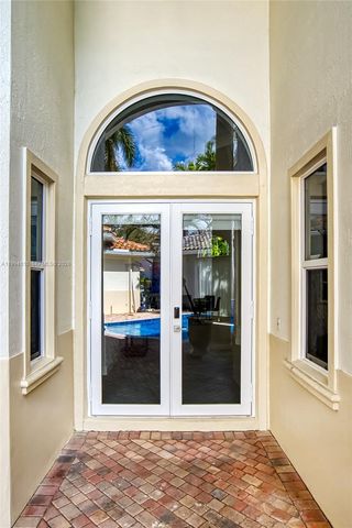 920 Captiva Dr, Hollywood, FL 33019