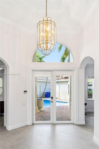 920 Captiva Dr, Hollywood, FL 33019