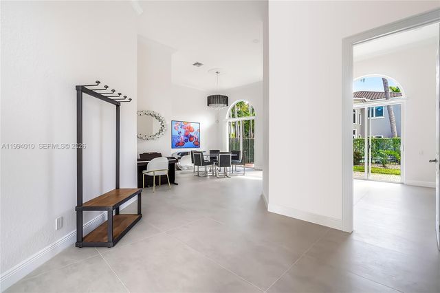 920 Captiva Dr, Hollywood, FL 33019