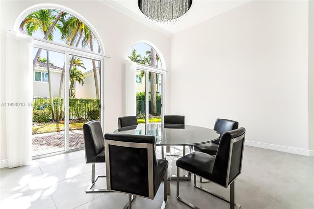 920 Captiva Dr, Hollywood, FL 33019