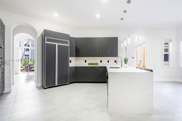 920 Captiva Dr, Hollywood, FL 33019