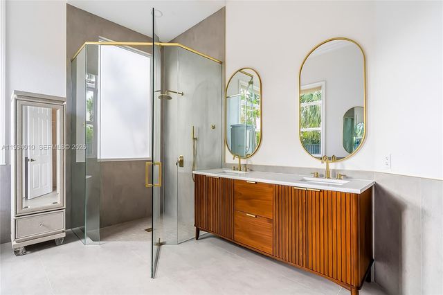 920 Captiva Dr, Hollywood, FL 33019