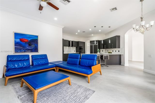 920 Captiva Dr, Hollywood, FL 33019