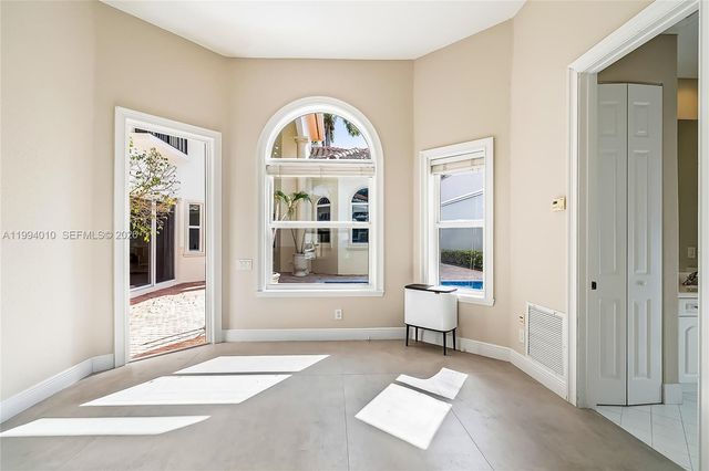 920 Captiva Dr, Hollywood, FL 33019