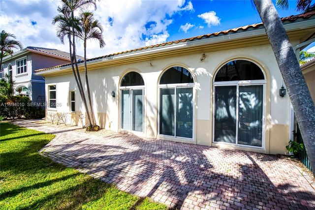 920 Captiva Dr, Hollywood, FL 33019