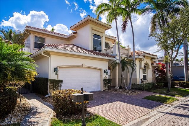 920 Captiva Dr, Hollywood, FL 33019