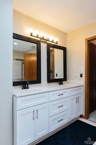 8575 Sandalwood Drive, Darien, IL 60561