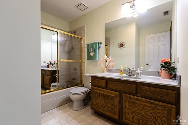 8575 Sandalwood Drive, Darien, IL 60561