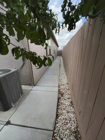 889 Coloma Place, Madera, CA 93637