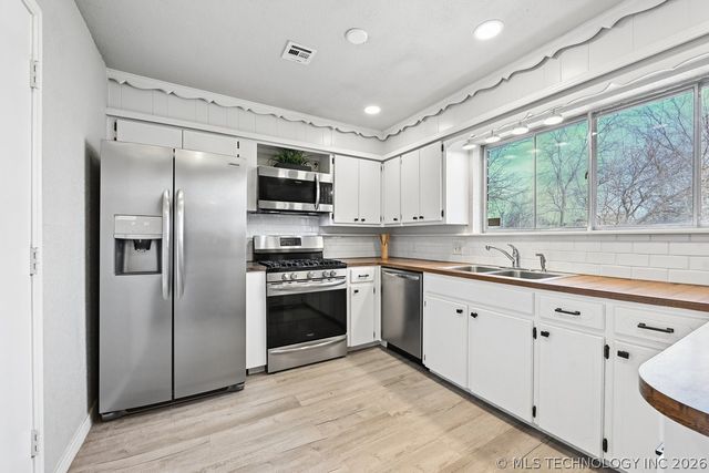 1693 S Sycamore Avenue, Broken Arrow, OK 74012