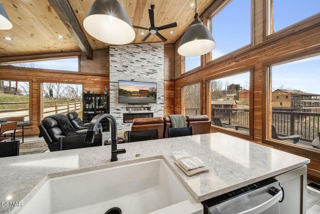 2459 Hawks Nest Way, Sevierville, TN 37862