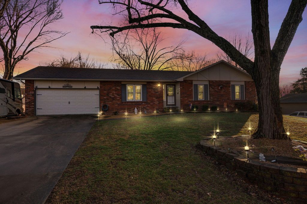 2240 W Alta Street, Springfield, MO 65810