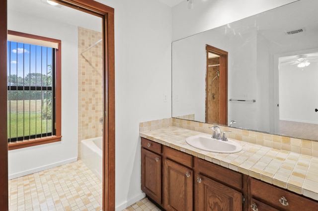 65 W Pinehill Trl W W, Tequesta, FL 33469