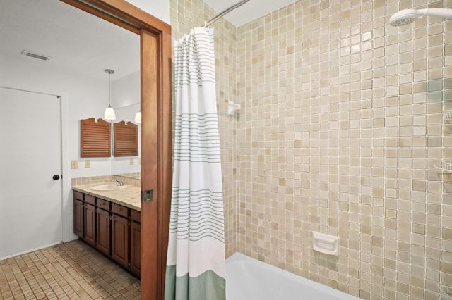 65 W Pinehill Trl W W, Tequesta, FL 33469
