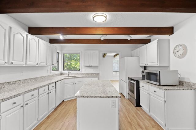 65 W Pinehill Trl W W, Tequesta, FL 33469