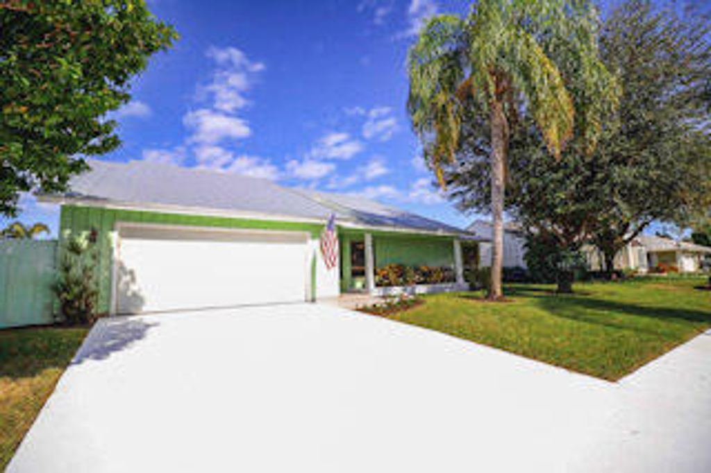 65 W Pinehill Trl W W, Tequesta, FL 33469