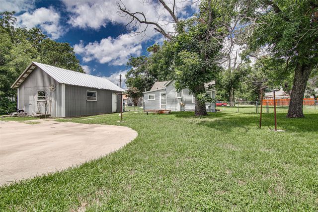 507 W Heard Street, Cleburne, TX 76033
