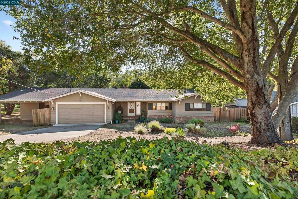 10 Chelton Ct, Orinda, CA 94563