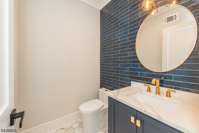 722 Erie Rd, Paramus Boro, NJ 07652