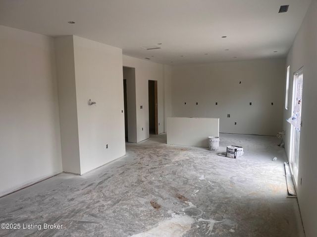 8514 Lysander Dr, Louisville, KY 40214