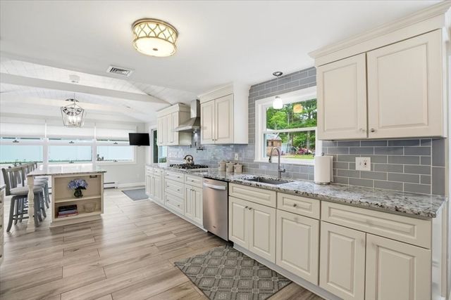 8 Lewis Park Dr S, Walpole, MA 02032