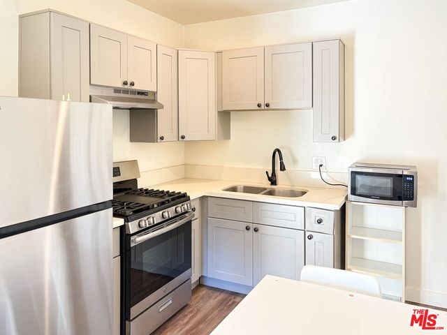 939 S Wilton Place, Los Angeles, CA 90019