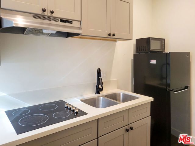 939 S Wilton Place, Los Angeles, CA 90019