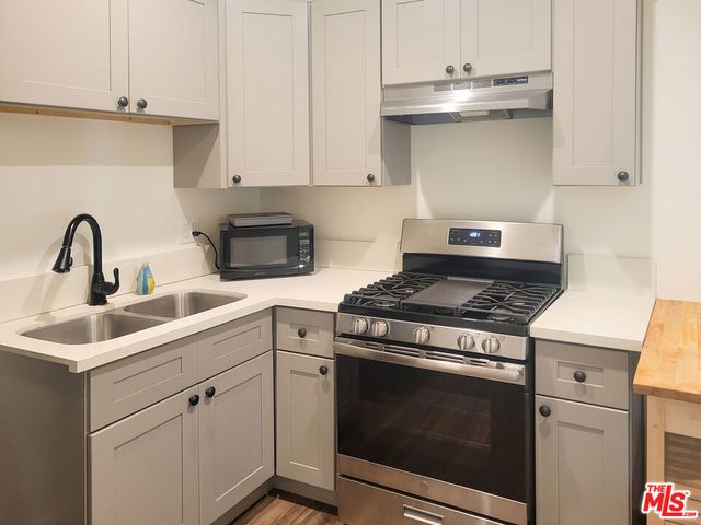 939 S Wilton Place, Los Angeles, CA 90019
