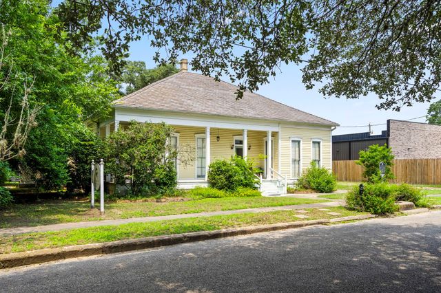 1118 Prairie Street, Columbus, TX 78934