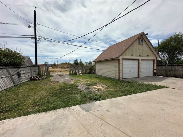 113 Lee Ave, Gregory, TX 78359