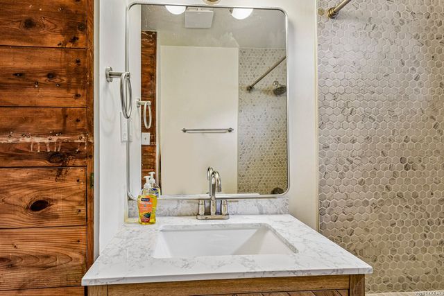 1711 Center, San Antonio, TX 78202