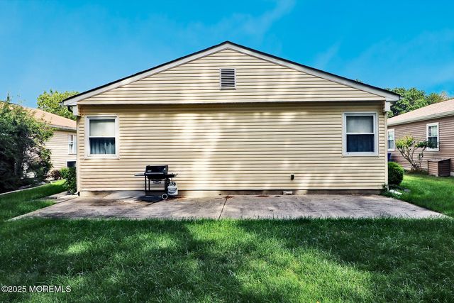 73 Chesterfield Lane, Toms River, NJ 08757